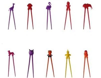 Djeca uče štapići za jelo sa silikonskim pomoćnikom